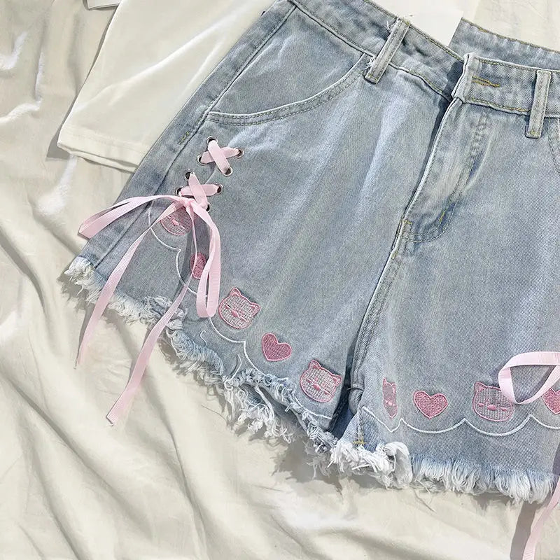 Short jeans bordado com laço