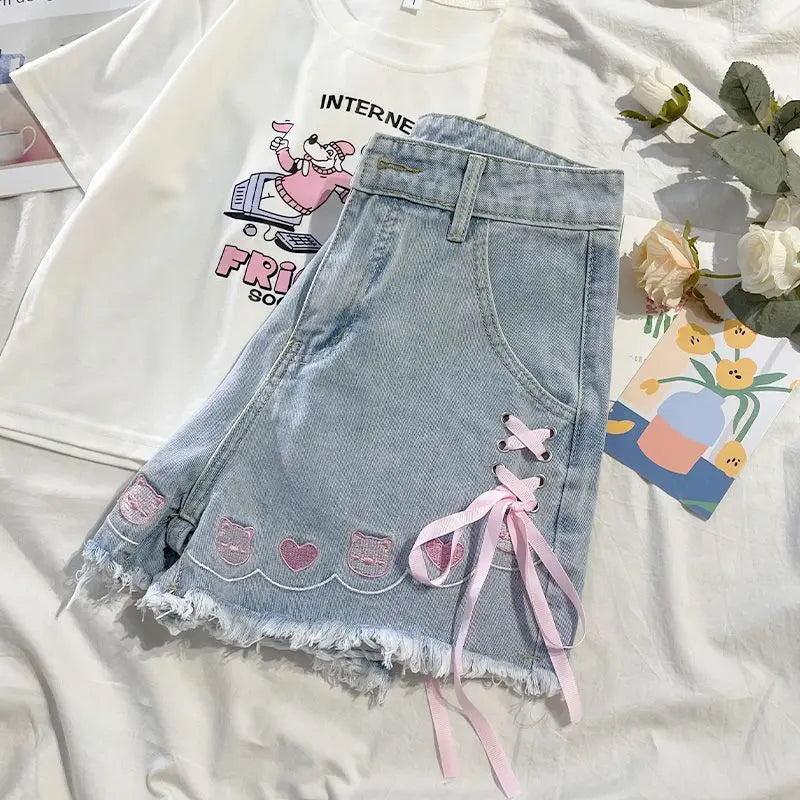 Short jeans bordado com laço